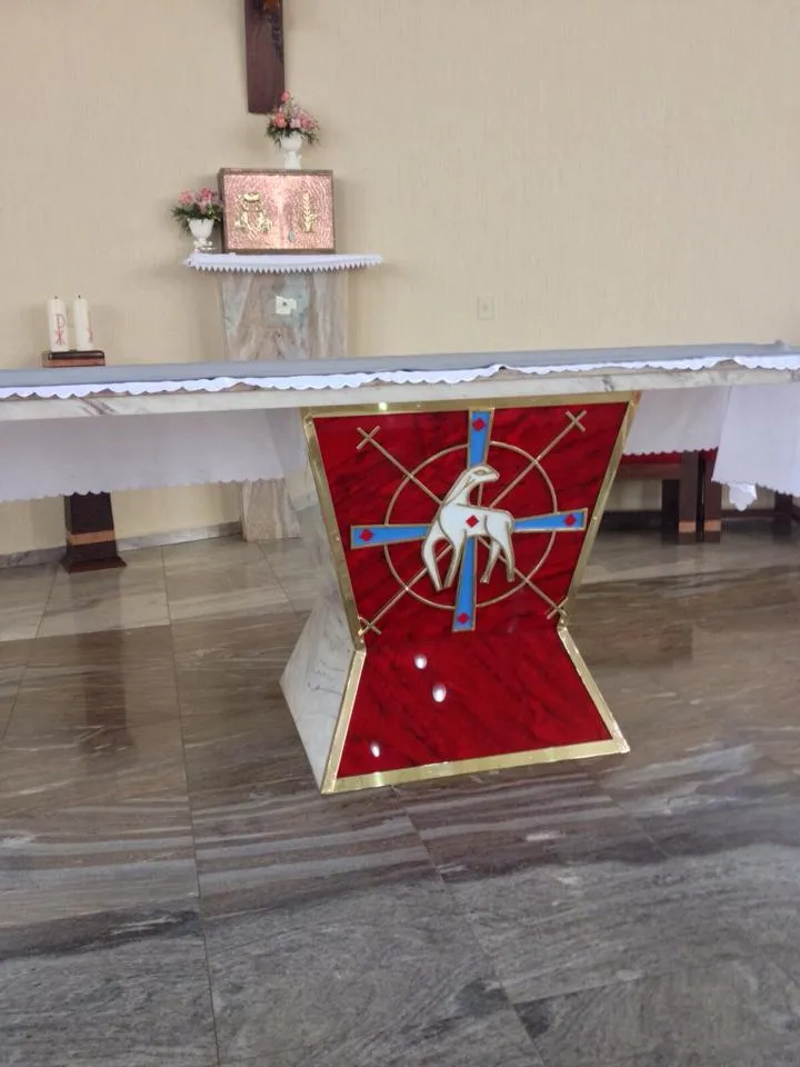 Altar com aplique em metal dourado produzido pela Marconato Arte Sacra