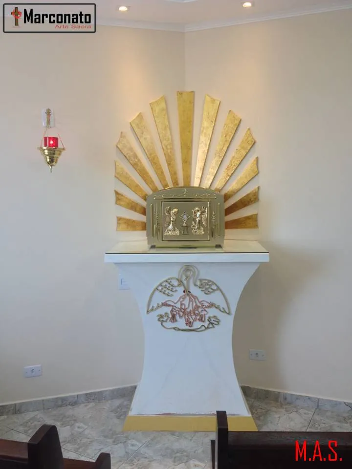 Sacrário dourado sobre coluna, com esplendor de raios e aplique de pomba